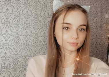 ミス・ビッキー（Misss_Vikki）【美少女乱交で淫れるロリっ娘】ロシアのCamガール