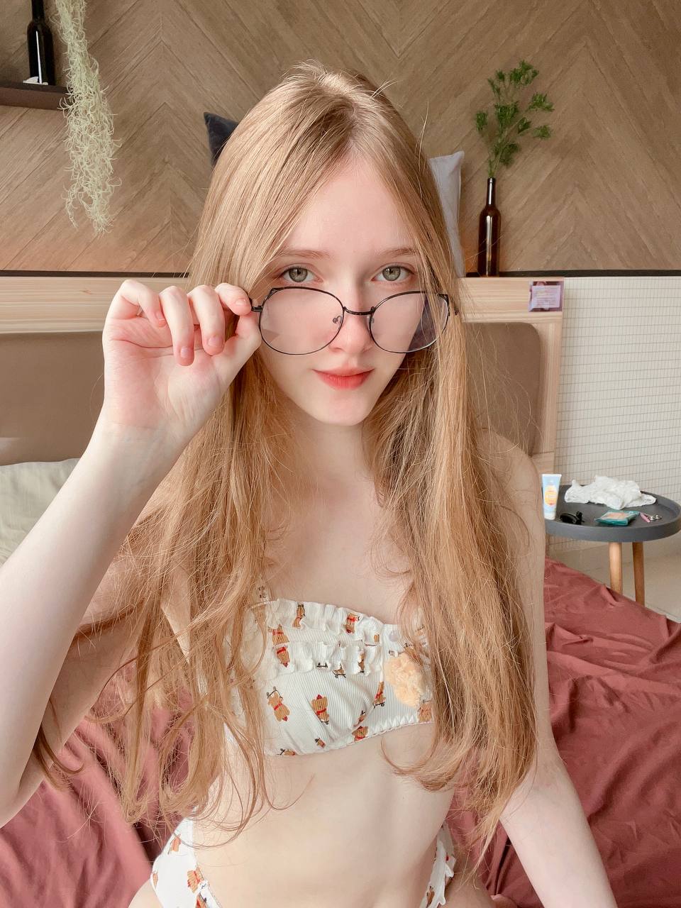 マイサット（mysaaat）【大きなメガネでアニコス美少女】ロシアの素人AV女優